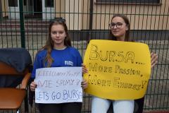 Zdjęcie przedstawia wychowanki, które prezentują baner promocyjny.