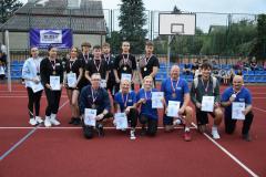 Zdjęcie przedstawia wychowanków i wychowawców nagrodzonych medalami i dyplomami.