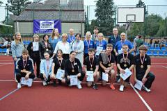 Zdjęcie przedstawia wychowanków, wychowawców nagrodzonych medalami i dyplomami oraz Panią Dyrektor i Panią Kierownik