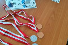 Medale i dyplomy dla zwycięzców turnieju tenisa stołowego