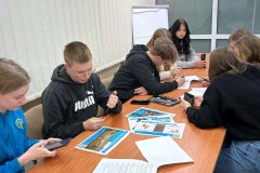 Wychowankowie biorący udział w zajęciach rozwiązują karty pracy