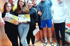 Wychowankowie prezentują koleżankom i  kolegom ulotki informacyjne nt. „Tygodnia Edukacji Globalnej”