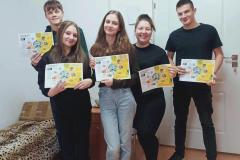 Wychowanki prezentują kolegom ulotki informacyjne nt. „Tygodnia Edukacji Globalnej” 