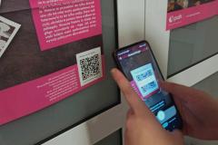 Wychowanek skanuje kod QR w celu uzyskania podpowiedzi