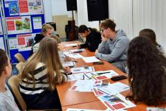  Podczas zajęć młodzież pracuje z przygotowanymi kartami autorefleksji – tzw. „myślozbieraczami”.