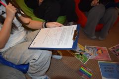 Wychowanka wypełnia tzw. „Kartę autorefleksji”. W tle widać materiały edukacyjne.