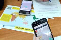 Wychowankowie rozwiązują karty pracy za pomocą telefonów