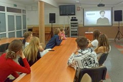 Wychowankowie oglądają film