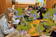 Młodzież podczas warsztatów plastycznych wykonuje stroiki bożonarodzeniowe