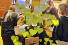 Młodzież podczas warsztatów plastycznych wykonuje stroiki bożonarodzeniowe