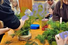 Młodzież podczas warsztatów plastycznych wykonuje stroiki bożonarodzeniowe