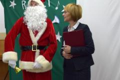 Zdjęcie przedstawia Panią Dyrektor wraz ze świętym Mikołajem
