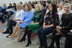 Zdjęcie przedstawia pracowników bursy wraz z wychowankami uczestniczących w przedstawieniu