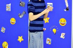 Wychowanek odczytuje hasło do narysowania podczas kalamburów