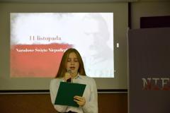 Wychowanka śpiewająca pieśń patriotyczną