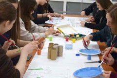 Wychowankowie malują papierowe talerze, plastikowe łyżeczki oraz tworząc ozdoby świąteczne