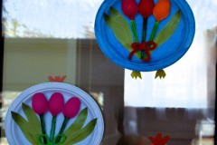 Dekoracje wielkanocne wykonane z papierowych talerzy i plastikowych łyżeczek