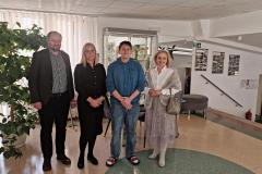 W holu Bursy do zdjęcia pozują Pan dyrektor Instytutu Badań Edukacyjnych, wychowawca Bursy, wychowanek Bursy oraz Pani Kurator Oświaty.