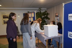Wychowankowie podczas głosowania w wyborach do Młodzieżowej Rady Bursy