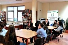 Wychowankowie bursy siedzą zasłuchani w głos prelegentki - nauczyciela bibliotekarza w Bibliotece Pedagogicznej w Ostrołęce