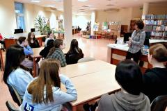 Wychowankowie bursy siedzą zasłuchani w głos prelegentki - nauczyciela bibliotekarza w Bibliotece Pedagogicznej w Ostrołęce