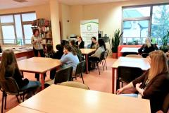 Wychowankowie bursy siedzą zasłuchani w głos prelegentki - nauczyciela bibliotekarza w Bibliotece Pedagogicznej w Ostrołęce