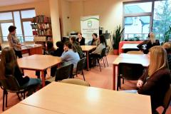 Wychowankowie bursy siedzą zasłuchani w głos prelegentki - nauczyciela bibliotekarza w Bibliotece Pedagogicznej w Ostrołęce