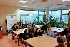 Wychowankowie bursy siedzą zasłuchani w głos prelegentki - nauczyciela bibliotekarza w Bibliotece Pedagogicznej w Ostrołęce