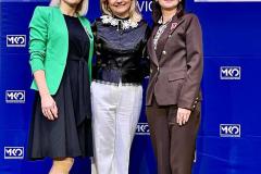 Mazowiecka Kurator Oświaty oraz dwie wychowawczynie bursy stoją na scenie z przypiętymi Medalami Komisji Edukacji Narodowej. W tle znajduje się baner.