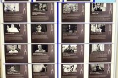 Napis: Szkoła pamięta. W tle zapalone znicze. Jesienne żółte liście. 