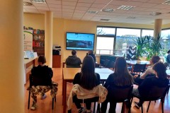 Wychowankowie słuchający wypowiedzi Pani z Biblioteki Pedagogicznej na temat oferty edukacyjnej w Bibliotece Pedagogicznej