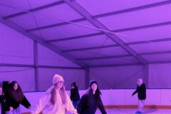 Wychowankowie bursy jeżdżący na lodowisku