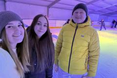 Wychowankowie bursy podczas wspólnej zabawy na lodzie