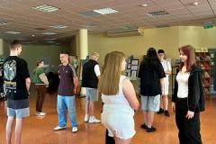 Uczestnicy spotkania „Poznajmy się” w Bibliotece Pedagogicznej w swobodnej atmosferze rozmawiają i integrują się podczas zajęć mających na celu budowanie relacji.