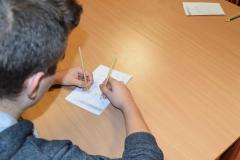 Wychowanek wykonuje ćwiczenie usprawniające pracę mózgu