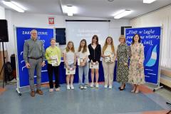 Pięć wychowanek z dwójką wychowawców i Panią Dyrektor pozują do zdjęcia.