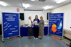 Wychowanka z wychowawcą i Panią Dyrektor pozują do zdjęcia.