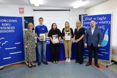 Dwie wychowanki, wychowanek, dwoje wychowawców i Panią Dyrektor pozują do zdjęcia.