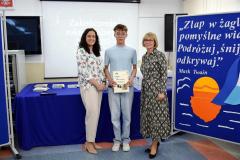 Wychowanek z wychowawcą i Panią Dyrektor pozują do zdjęcia.