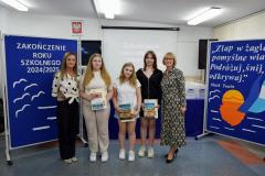 Trzy wychowanki z wychowawcą i Panią Dyrektor pozują do zdjęcia