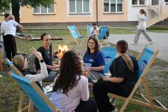 Grupa wychowanek przy ognisku