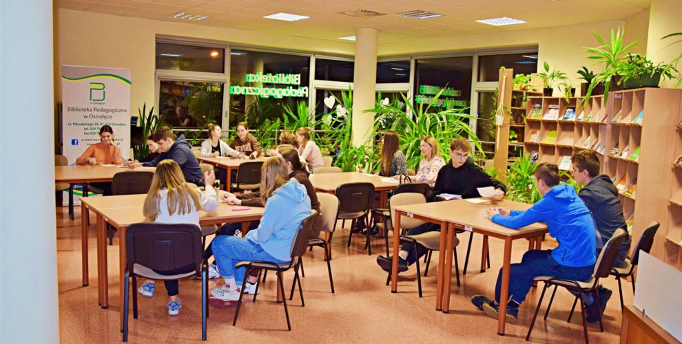 1. Sala wykładowa Biblioteki Pedagogicznej, wychowankowie poznają techniki uczenia się