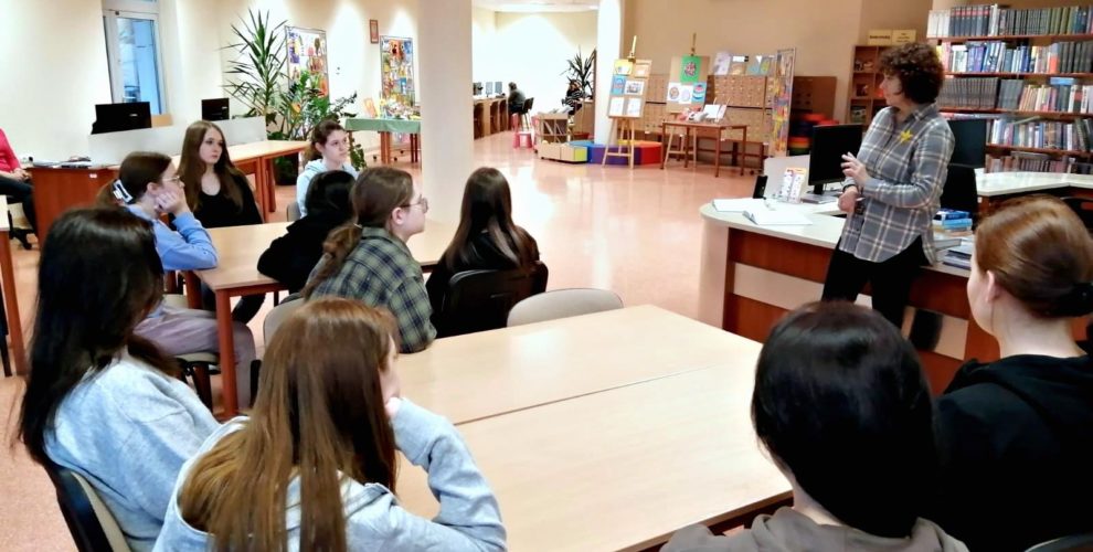Wychowankowie Bursy w Bibliotece Pedagogicznej w Ostrołęce na prelekcjach z okazji Światowego Dnia Książki