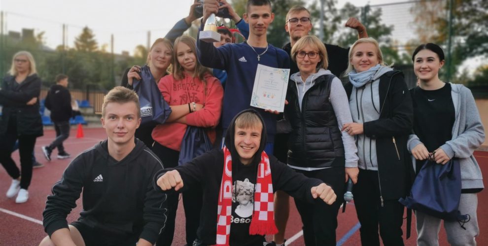 Zwycięzka drużyna, pozuje ze zdobytym pucharem razem z dyrektorem Bursy i wychowawcami.
