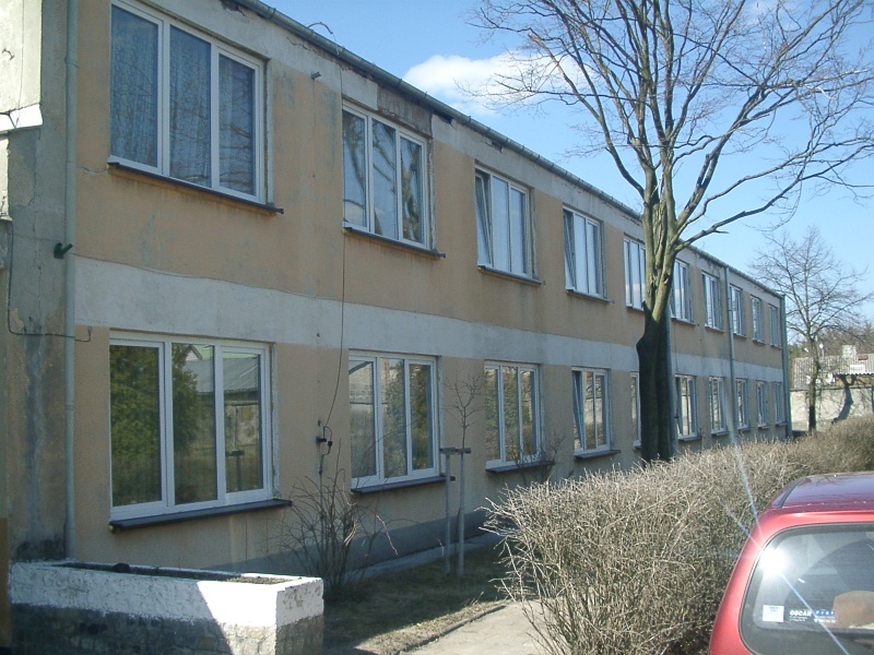 Stare zdjęcie budynku Bursy - wtedy budynku Internatu przy Zespole Kolegiów Nauczycielskich - ujęcie od frontu kondygnacji A i B