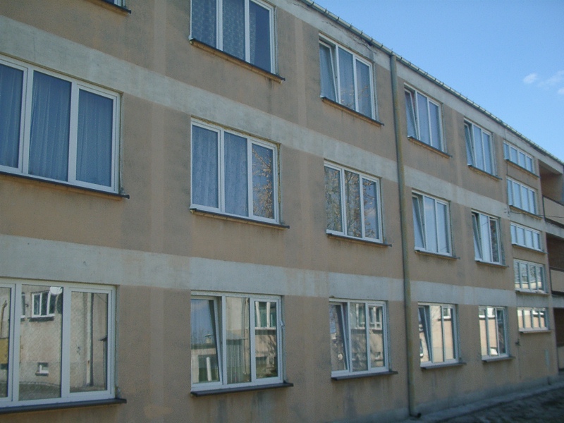 Stare zdjęcie budynku Bursy - wtedy budynku Internatu przy Zespole Kolegiów Nauczycielskich - ujęcie kondygnacji C, D i E widocznych po lewej