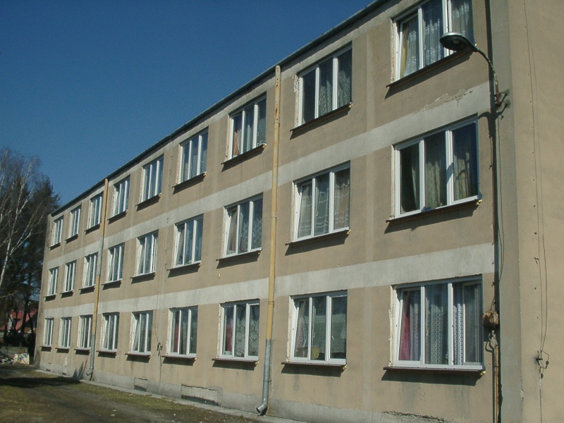 Stare zdjęcie budynku Bursy - wtedy budynku Internatu przy Zespole Kolegiów Nauczycielskich - ujęcie kondygnacji C, D i E widocznych po prawej
