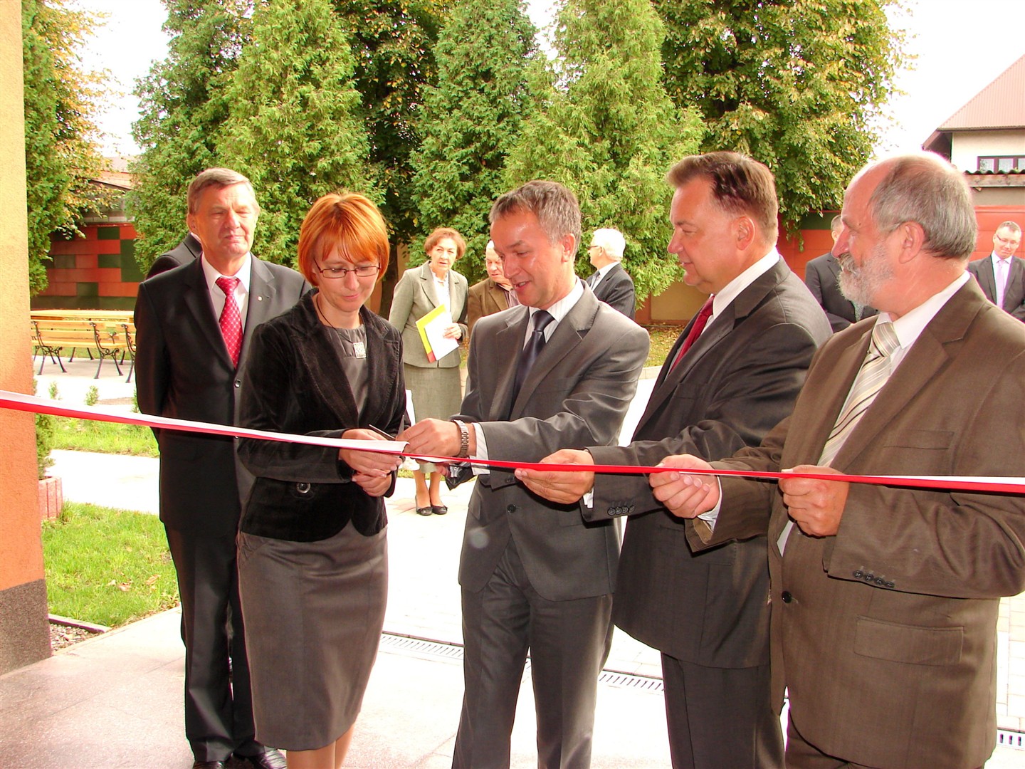 Przecinanie wstęgi - podczas otwarcia Bursy Regionalnej w Ostrołęce 30.08.2010 r.