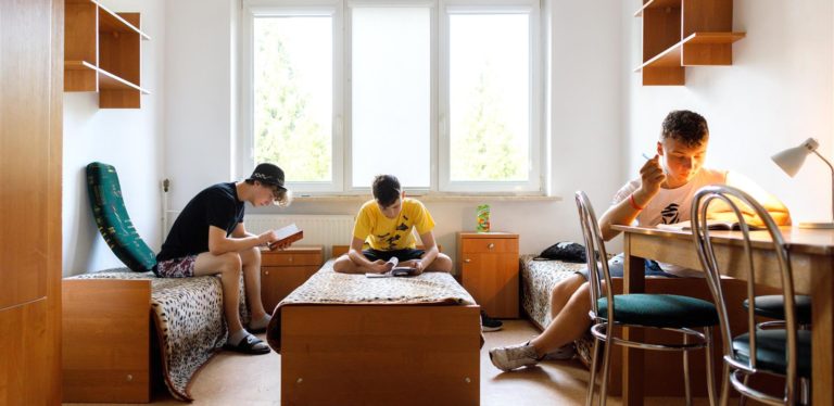 Pokój wychowanków w Bursie Regionalnej w Ostrołęce. Wychowankowie podczas "odrabianek".