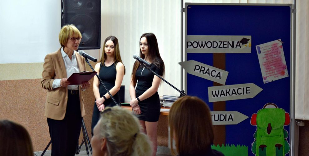 Pani Dyrektor przemawia do zgromadzonych maturzystów oraz wychowawców